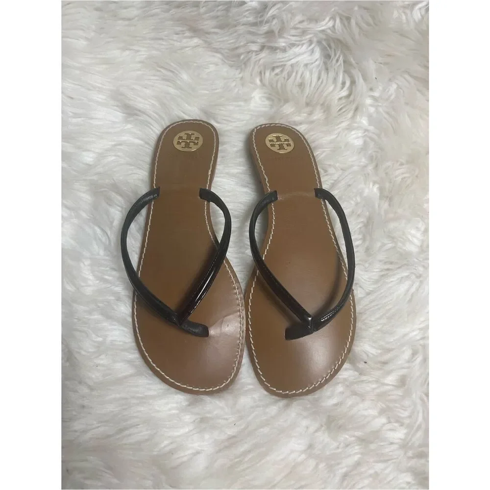Tory Burch thong sandals Black patent leather Straps, tan footbed,gold logo SZ10